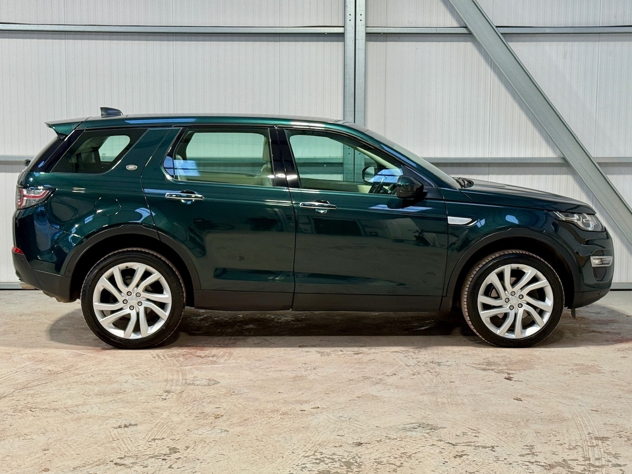 Used Land Rover Discovery Sport 2017 for sale - 77339506: Photo 4