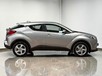 Used Toyota C-HR 2017 for sale - 79324069: Photo