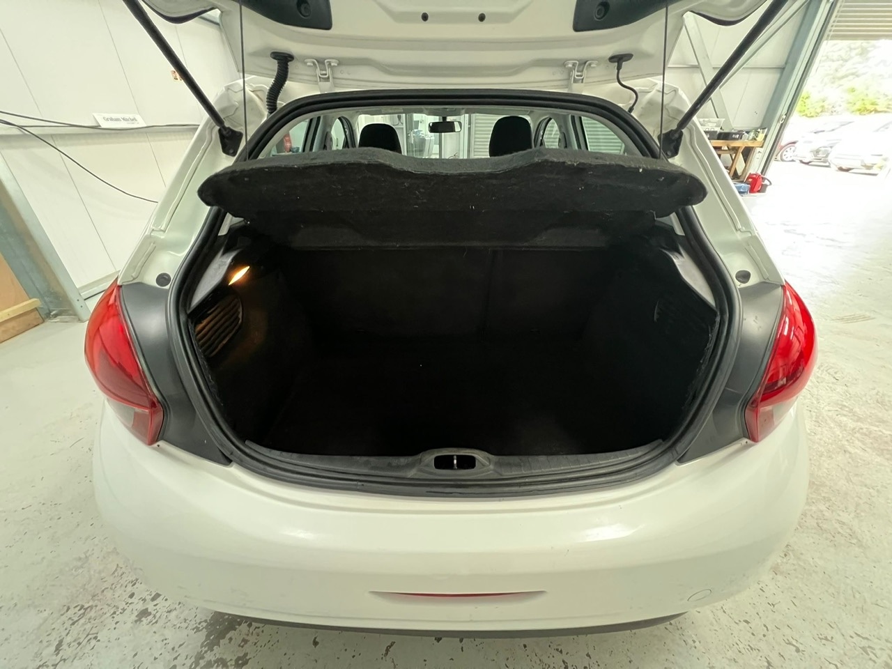 Used Peugeot 208 2016 for sale - 76637662: Photo 33