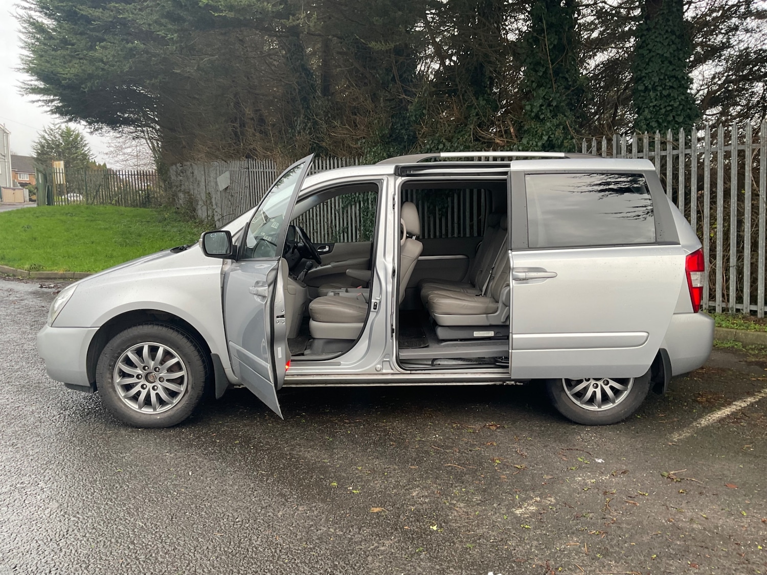 Used Kia Sedona 2010 for sale - 76856201: Photo 15