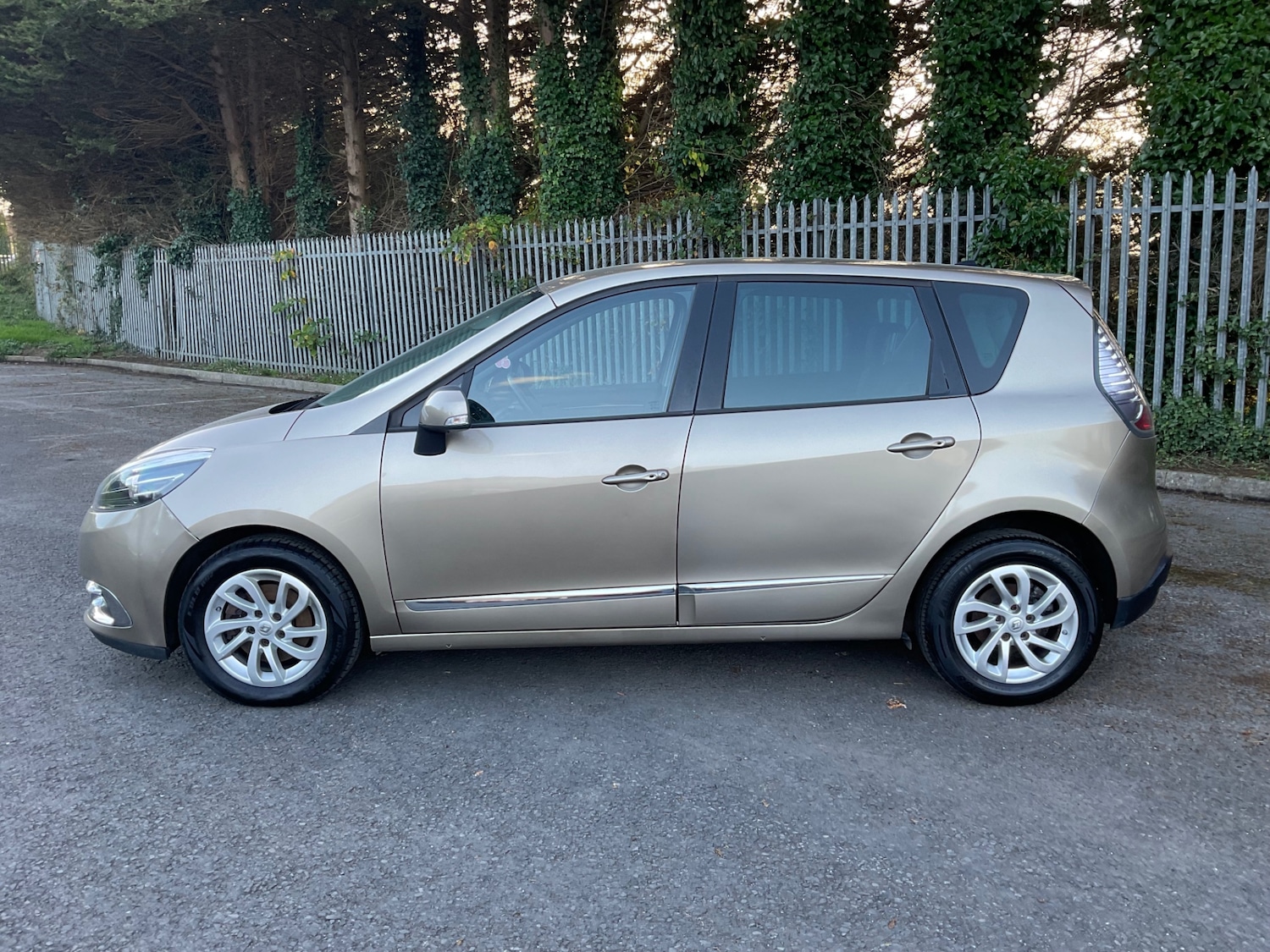 Used Renault Scenic 2015 for sale - 76785379: Photo 3