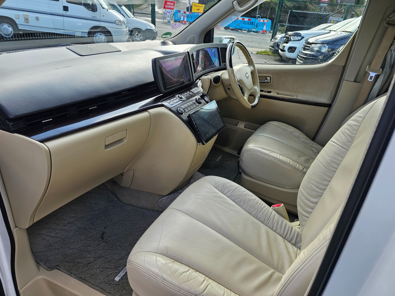 Used Nissan Elgrand 2017 for sale - 76669012: Photo 10