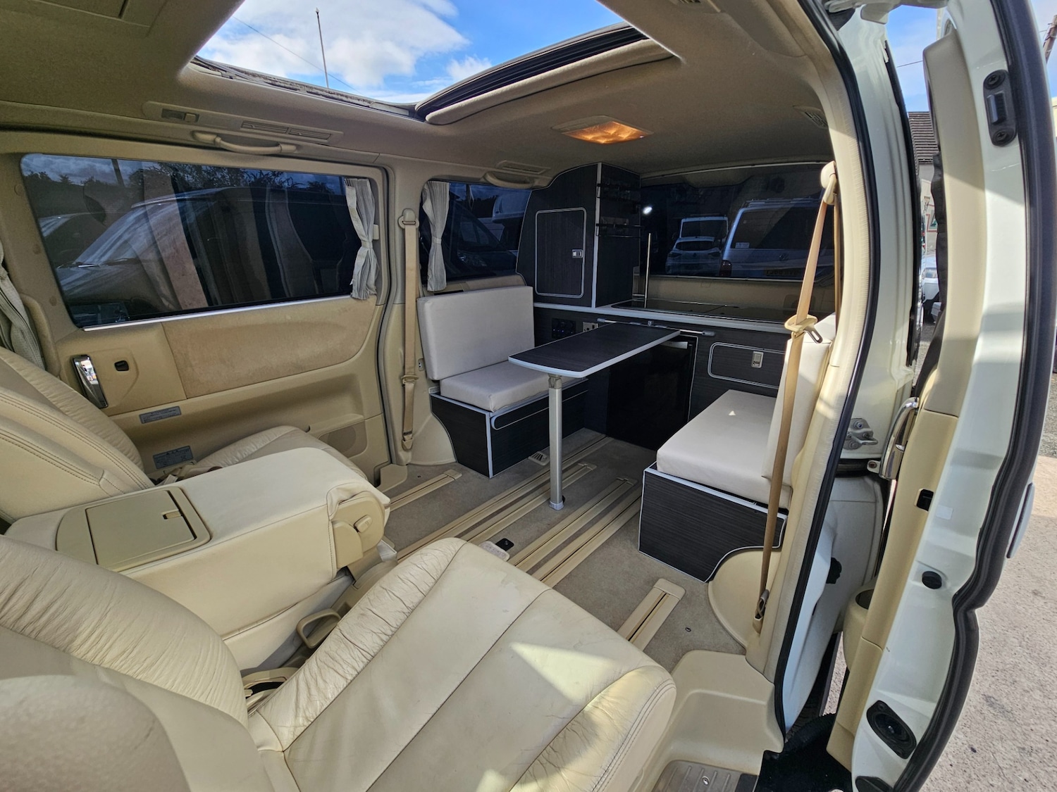 Used Nissan Elgrand 2017 for sale - 76669012: Photo 18