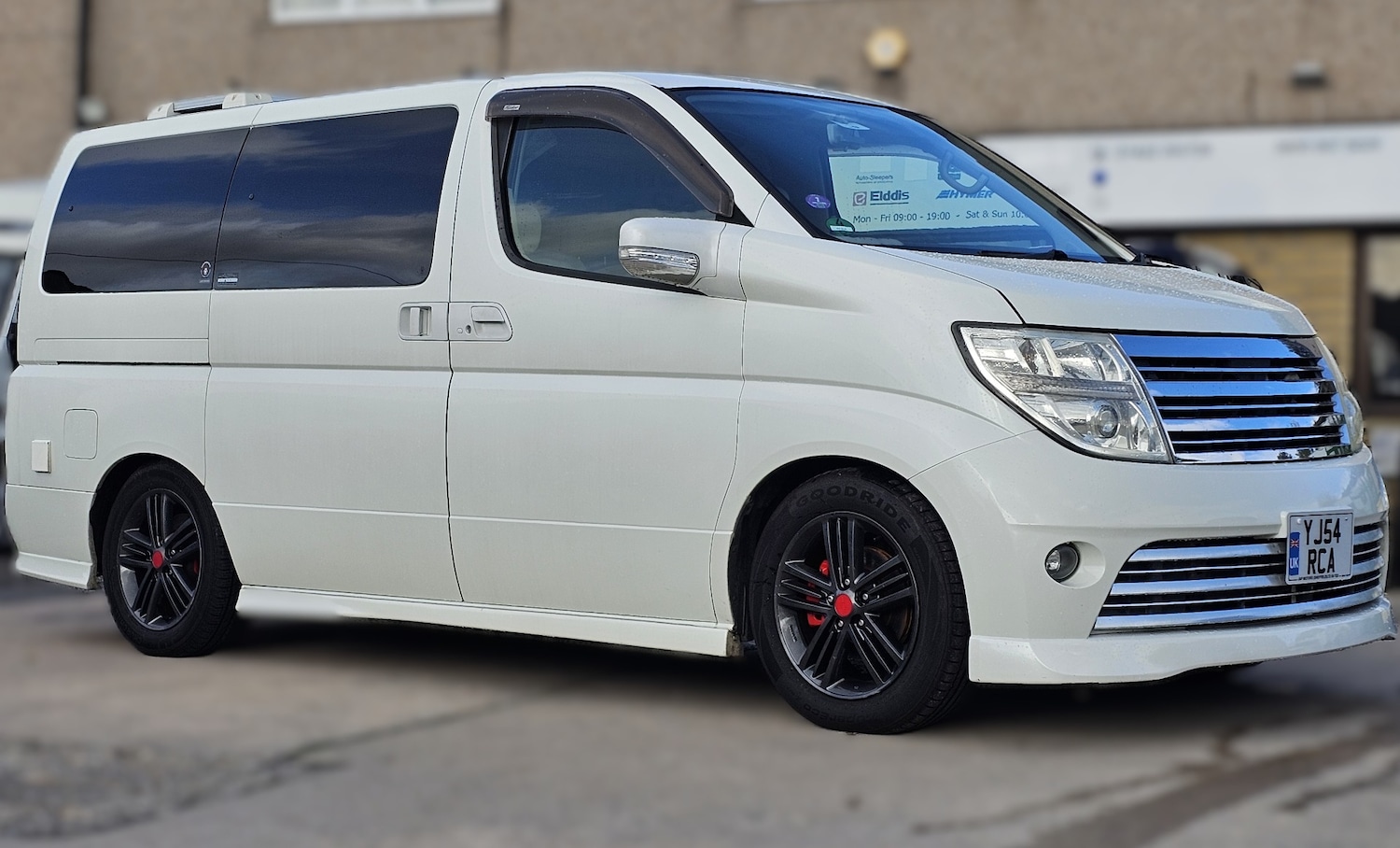 Used Nissan Elgrand 2017 for sale - 76669012: Photo 2