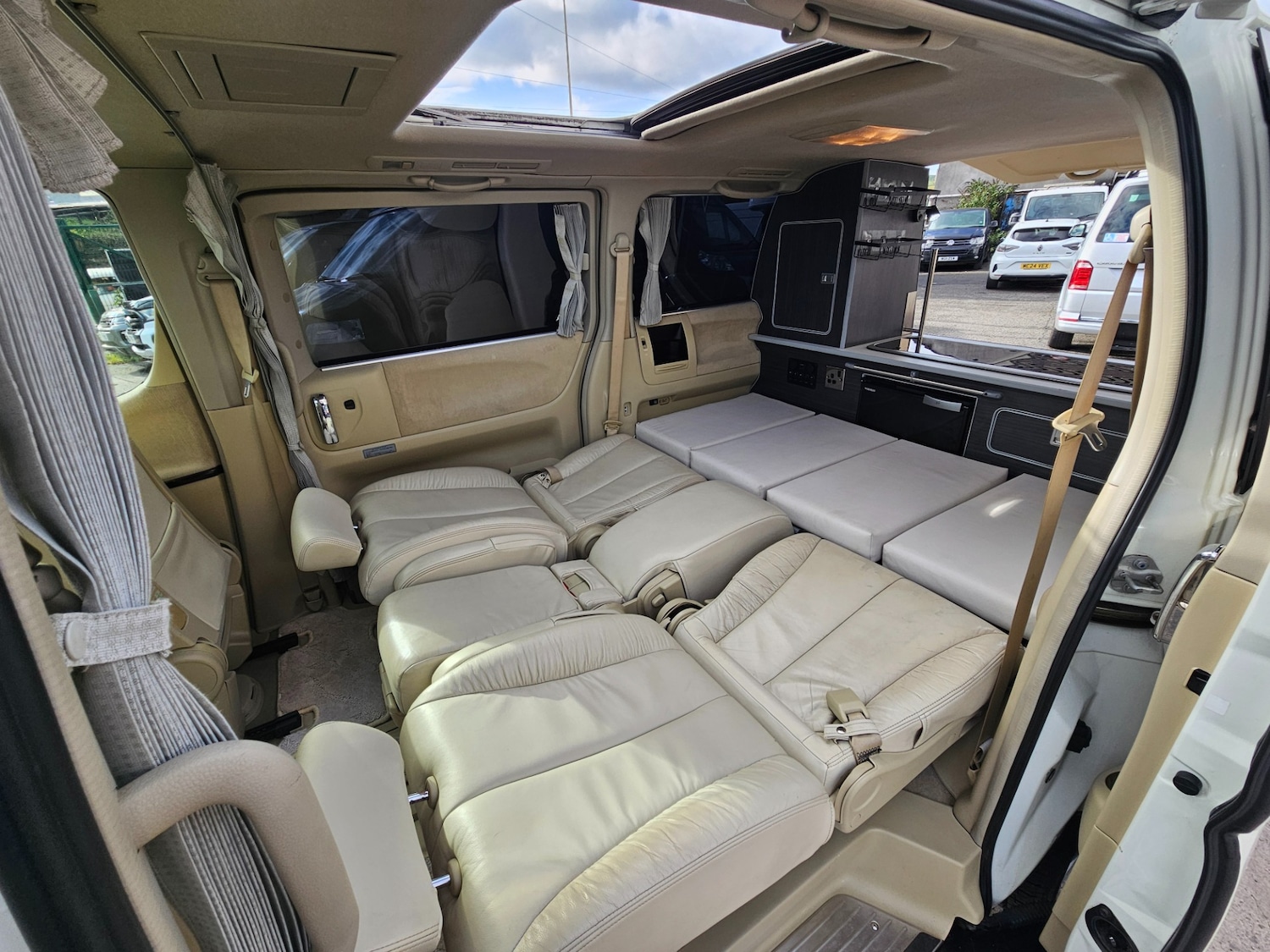 Used Nissan Elgrand 2017 for sale - 76669012: Photo 20