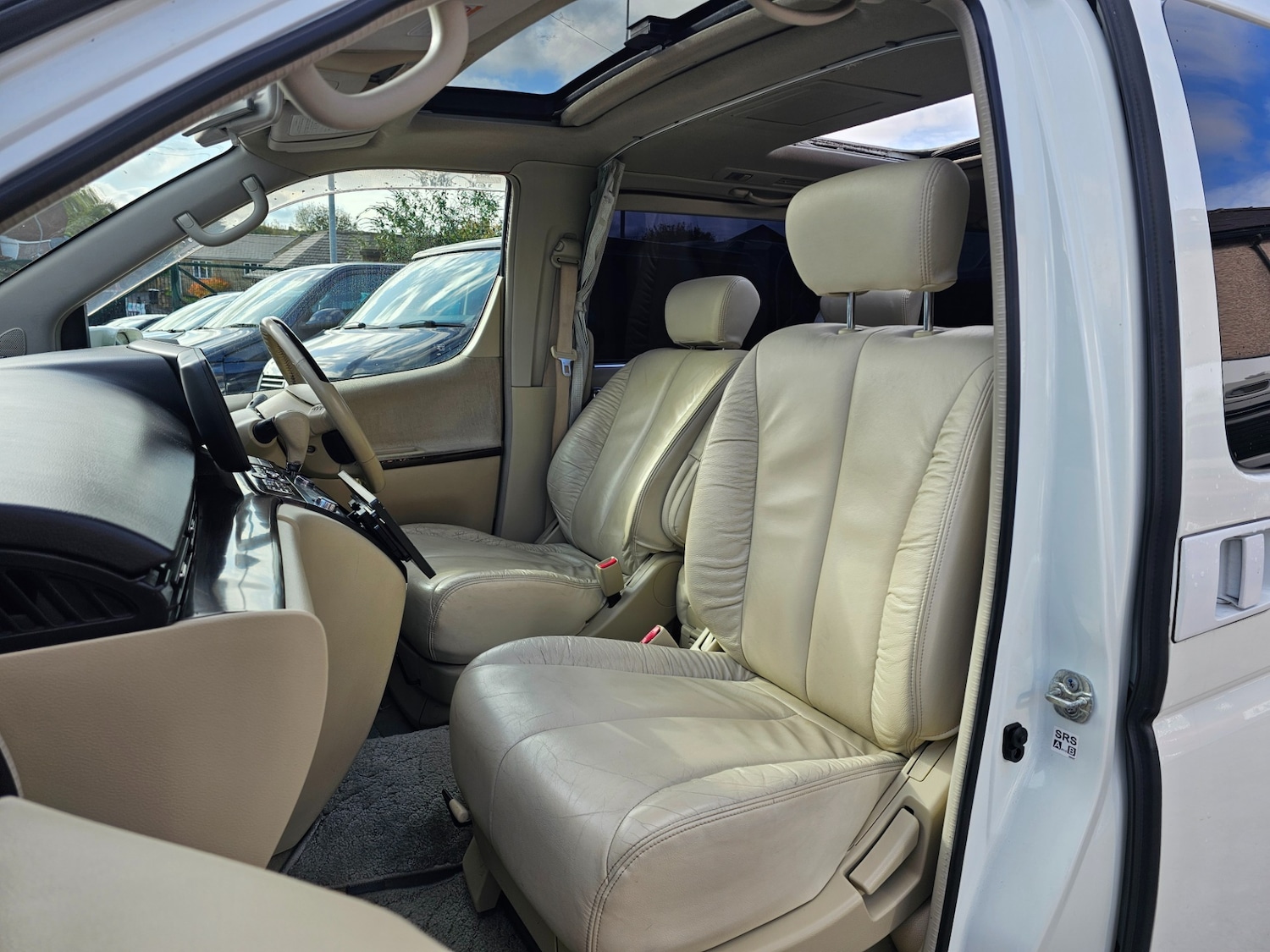 Used Nissan Elgrand 2017 for sale - 76669012: Photo 9