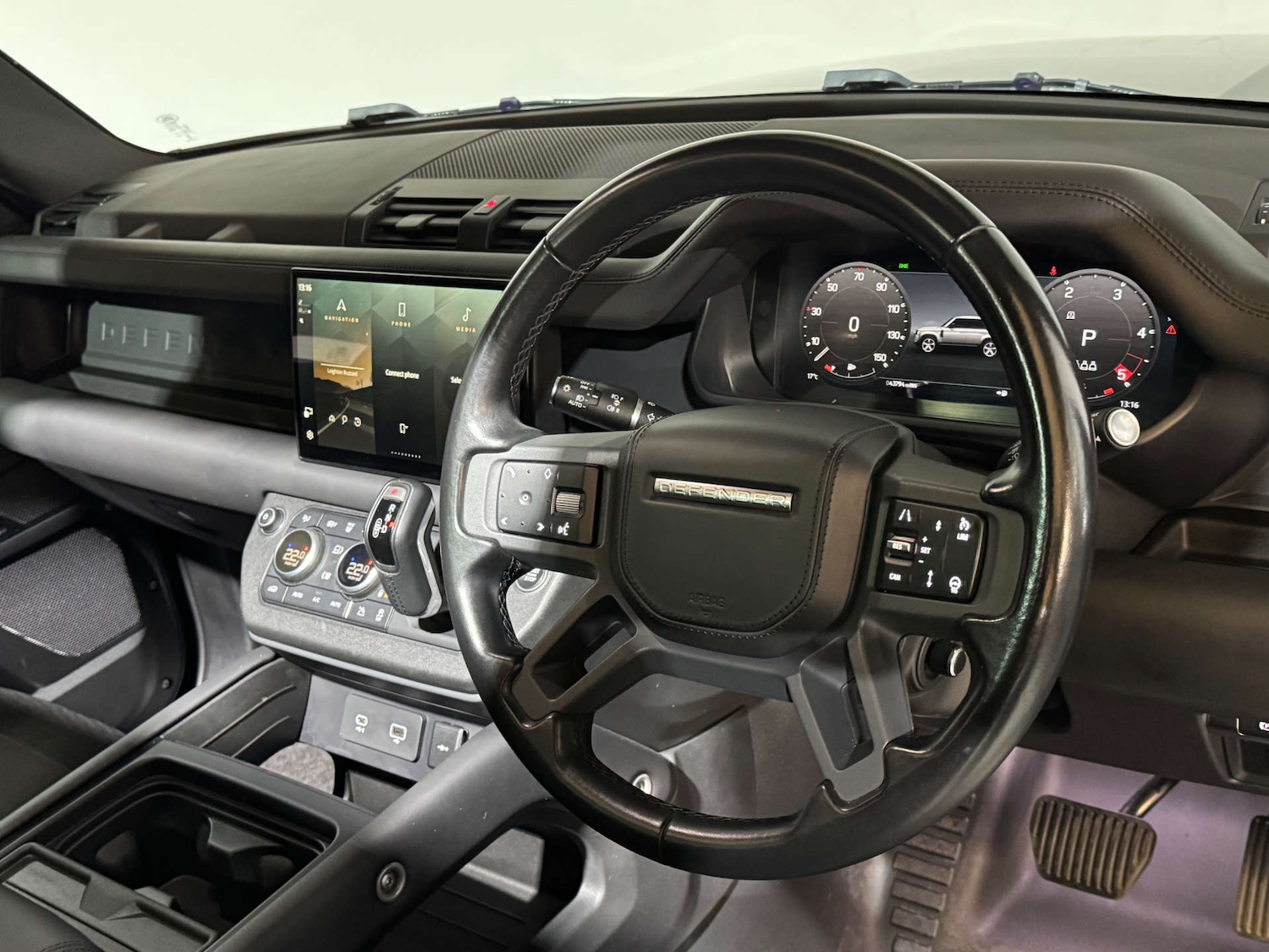 Used Land Rover Defender 2022 for sale - 76601516: Photo 2