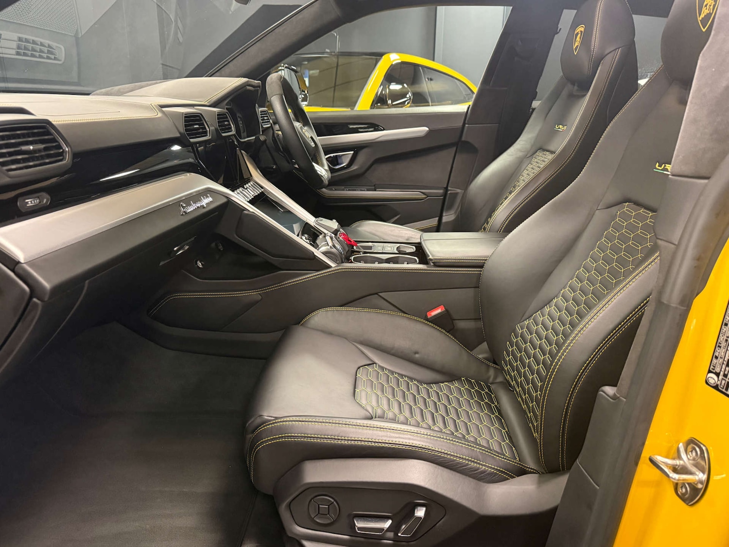 Used Lamborghini Urus 2019 for sale - 76973909: Photo 18