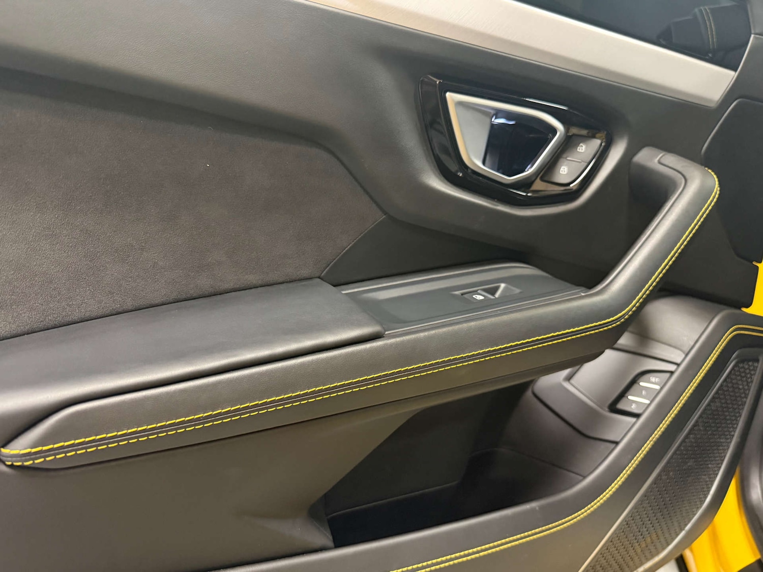 Used Lamborghini Urus 2019 for sale - 76973909: Photo 25