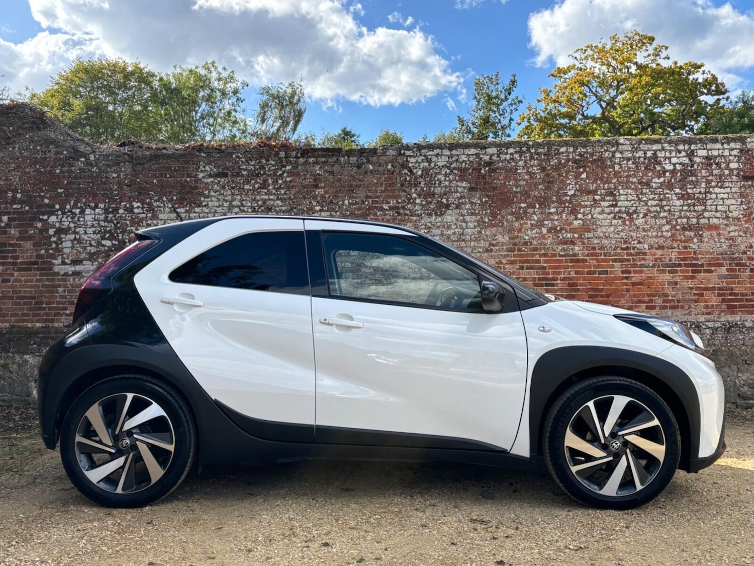 Used Toyota Aygo X 2023 for sale - 76675449: Photo 2