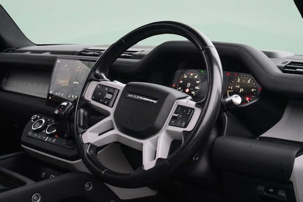 Used Land Rover Defender 2021 for sale - 76303592: Photo 2