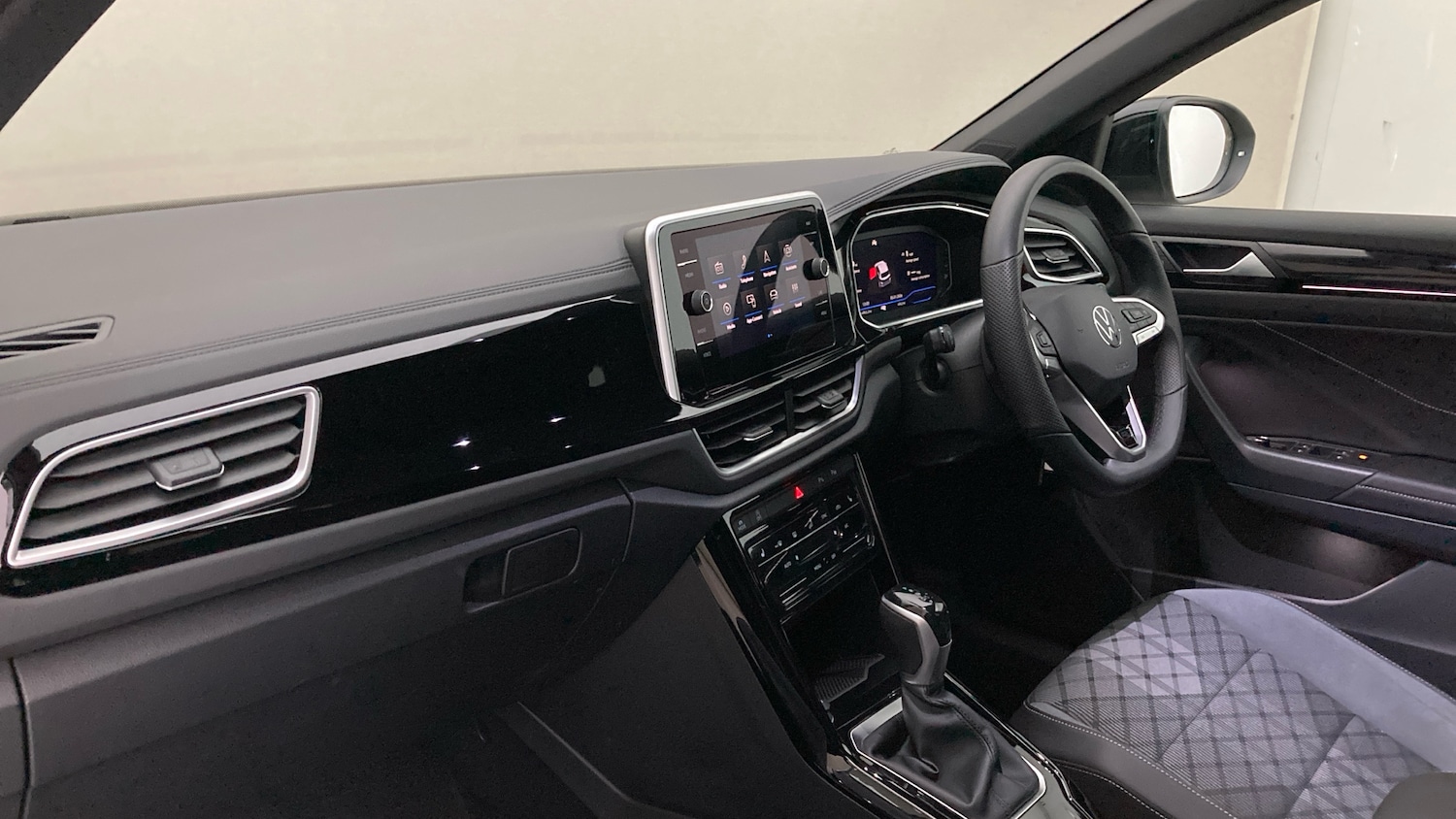 Used Volkswagen T-Roc 2025 for sale - 77431590: Photo 2