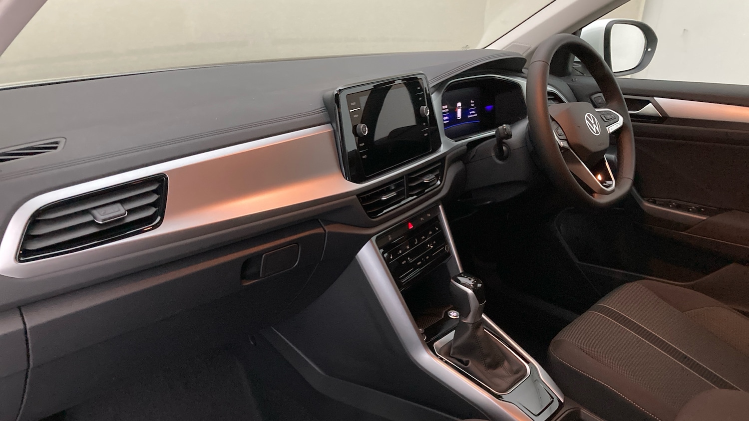 Used Volkswagen T-Roc 2025 for sale - 76796784: Photo 2