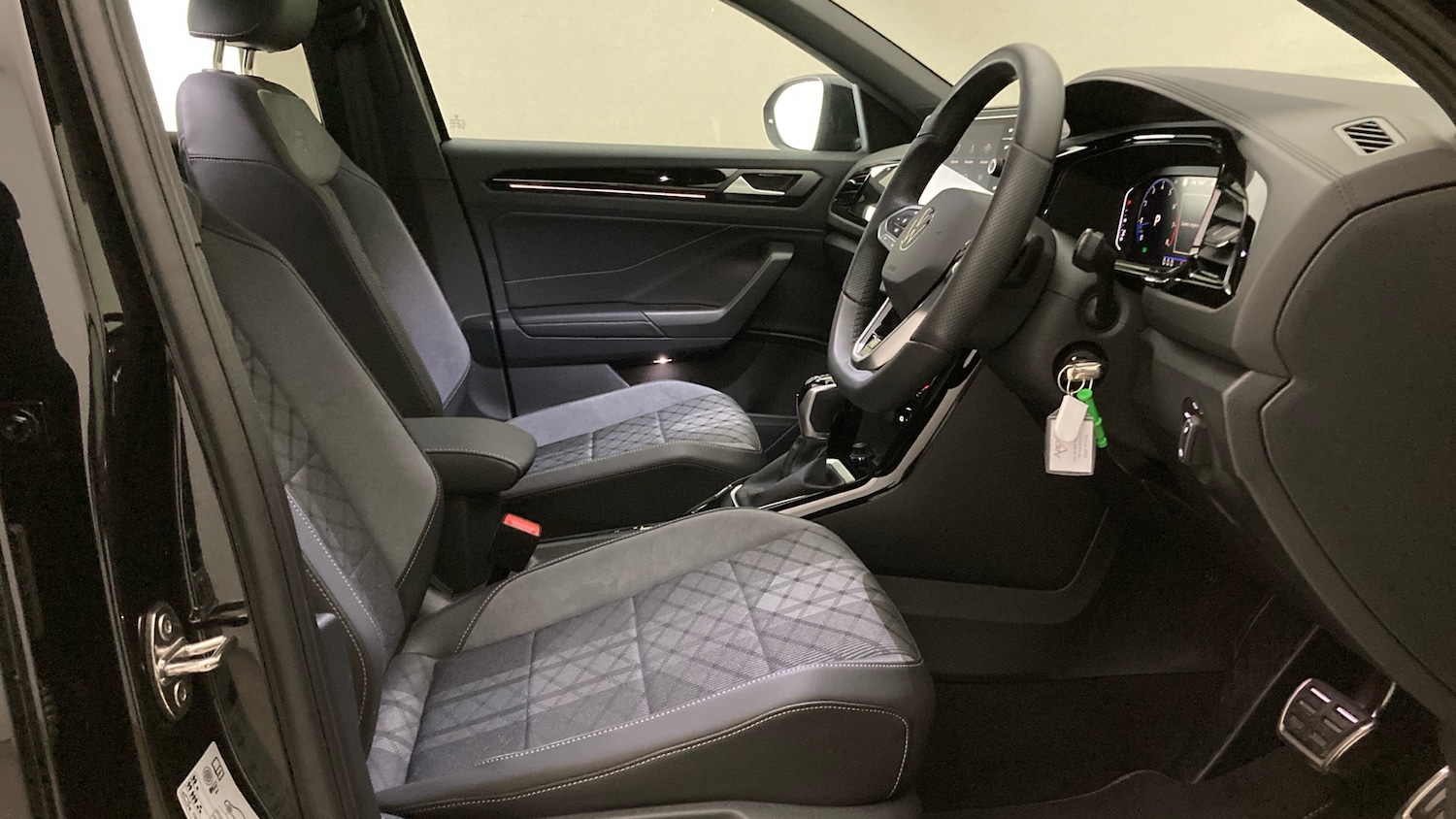 Used Volkswagen T-Roc 2025 for sale - 76554861: Photo 15