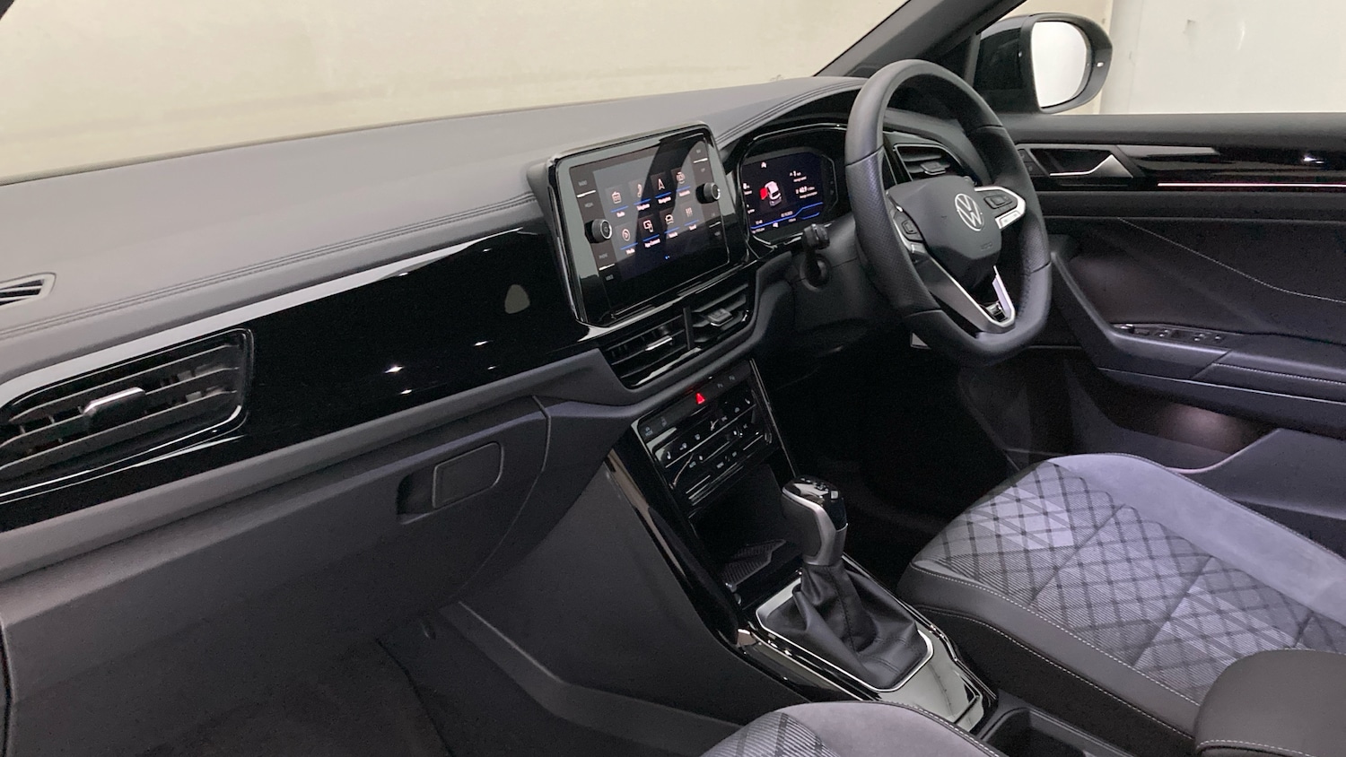 Used Volkswagen T-Roc 2025 for sale - 76554861: Photo 2