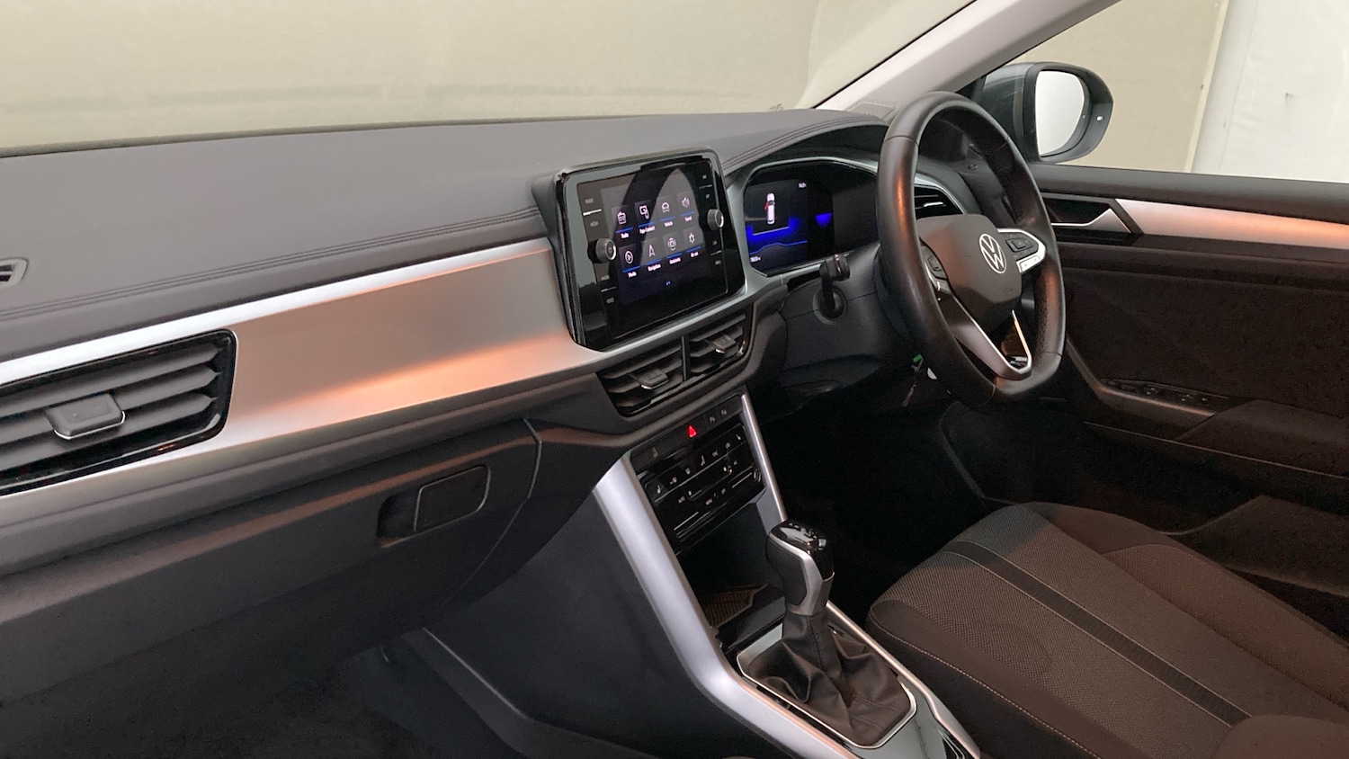 Used Volkswagen T-Roc 2023 for sale - 76526039: Photo 2