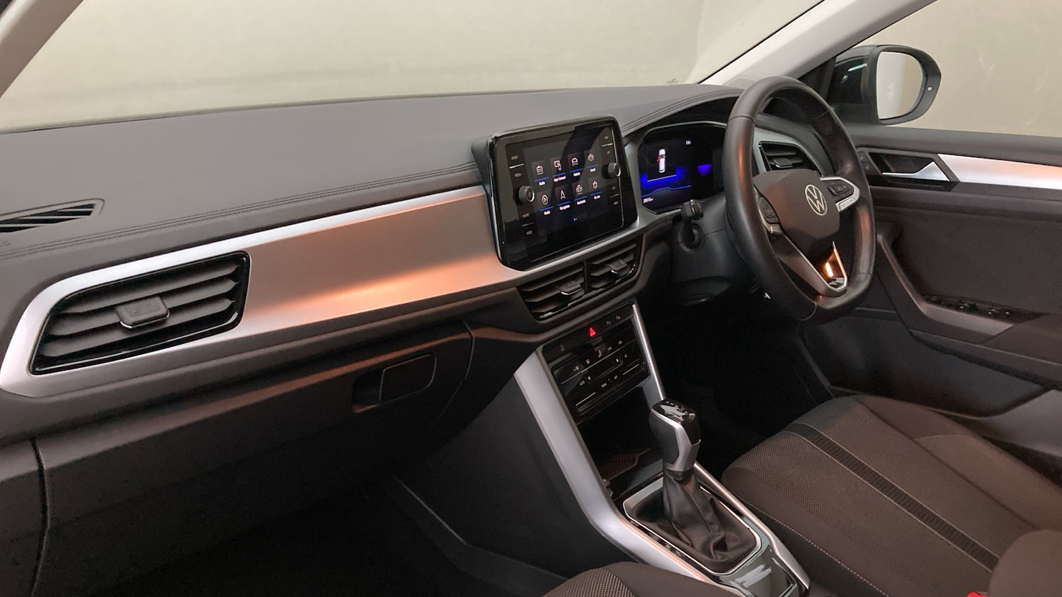 Used Volkswagen T-Roc 2023 for sale - 77431076: Photo 2