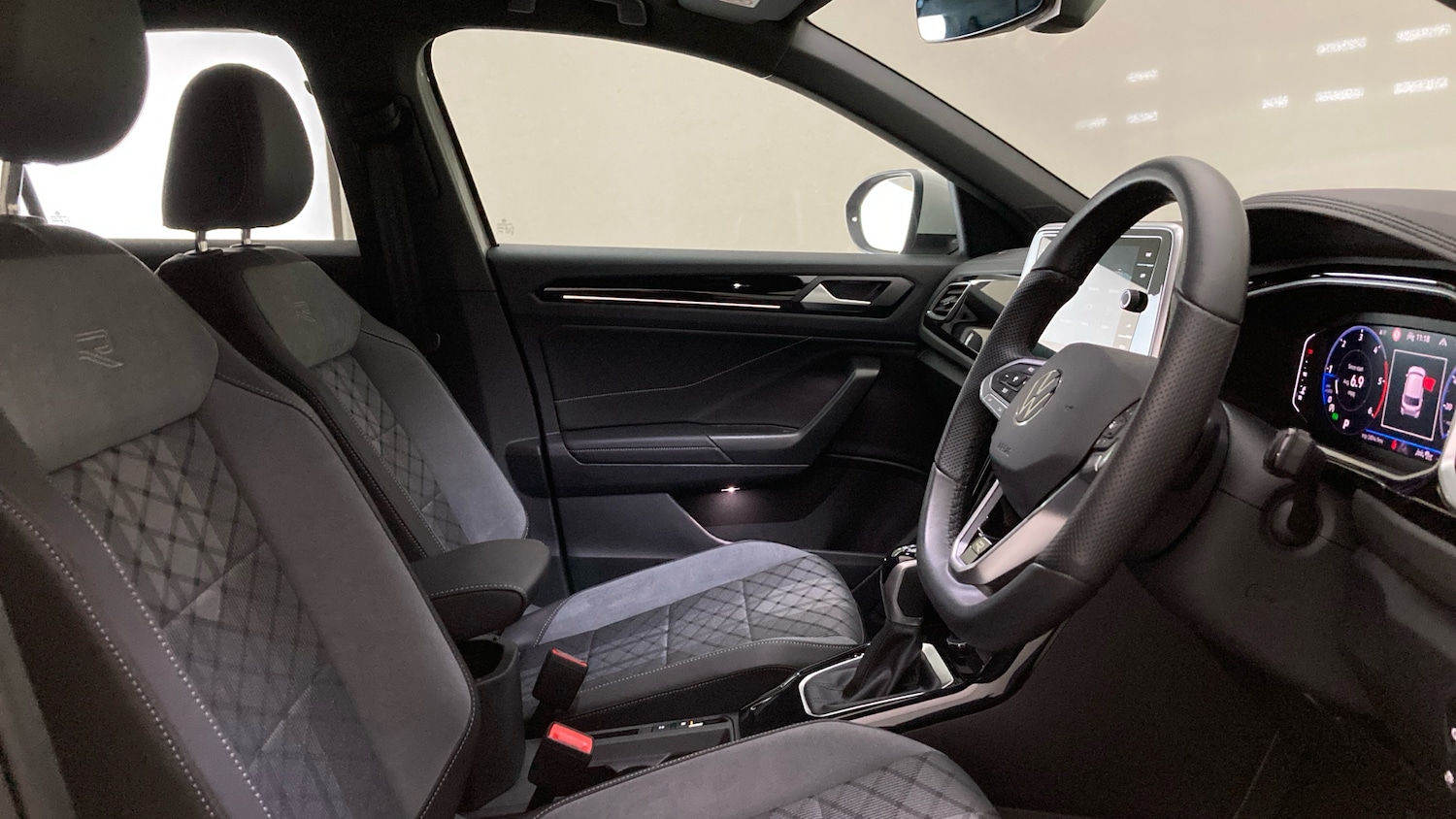 Used Volkswagen T-Roc 2025 for sale - 77687364: Photo 15