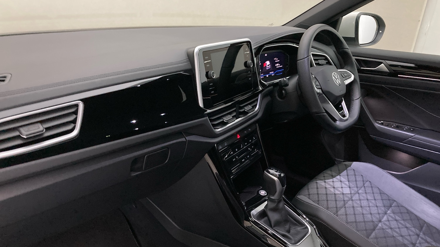 Used Volkswagen T-Roc 2025 for sale - 77687364: Photo 2