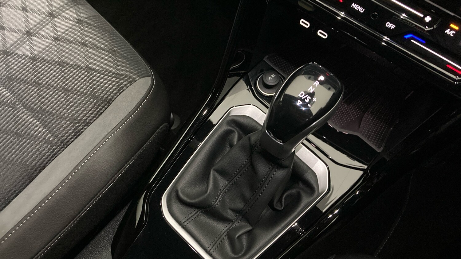 Used Volkswagen T-Roc 2025 for sale - 77516310: Photo 14