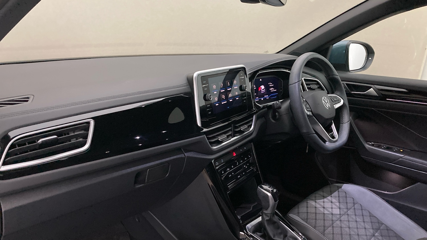 Used Volkswagen T-Roc 2025 for sale - 77516310: Photo 2