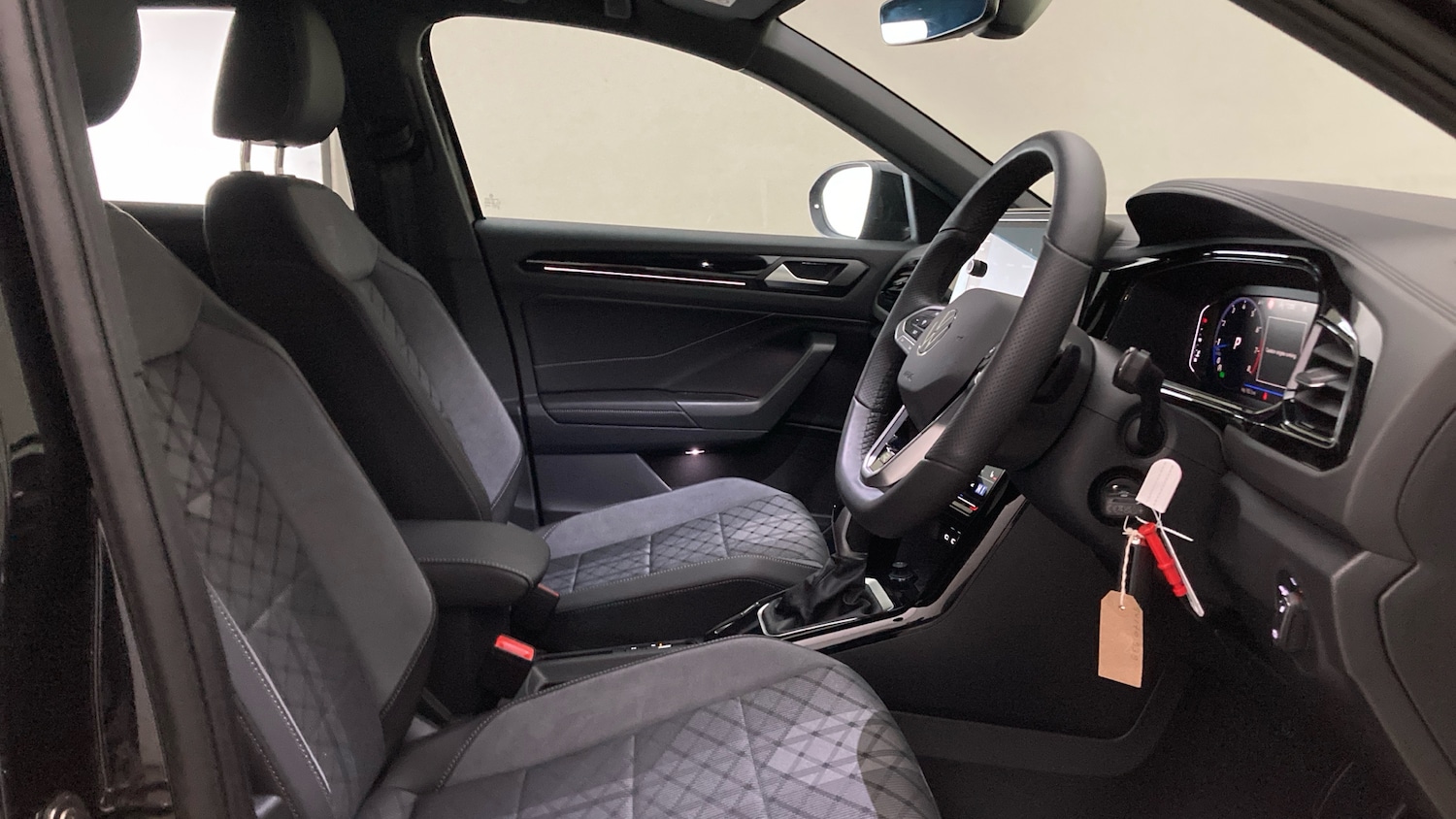 Used Volkswagen T-Roc 2025 for sale - 76907667: Photo 15