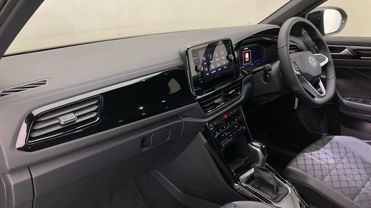 Used Volkswagen T-Roc 2025 for sale - 76907667: Photo 2