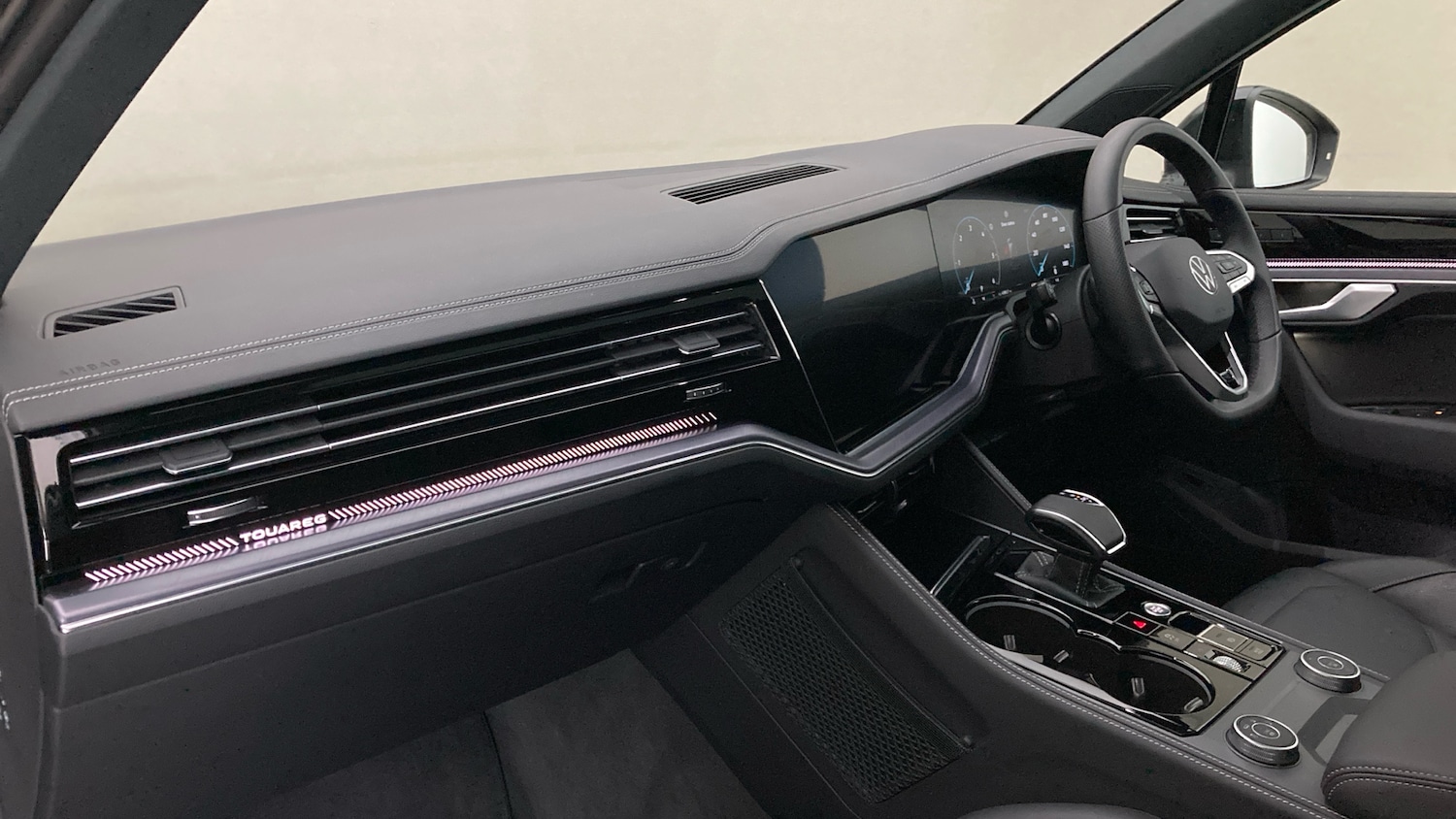 Used Volkswagen Touareg 2025 for sale - 77245456: Photo 2