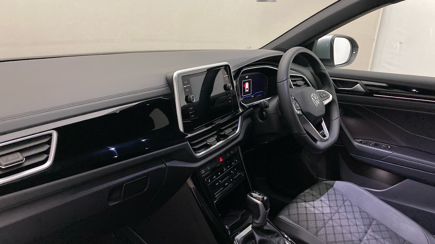 Used Volkswagen T-Roc 2025 for sale - 78149843: Photo 2