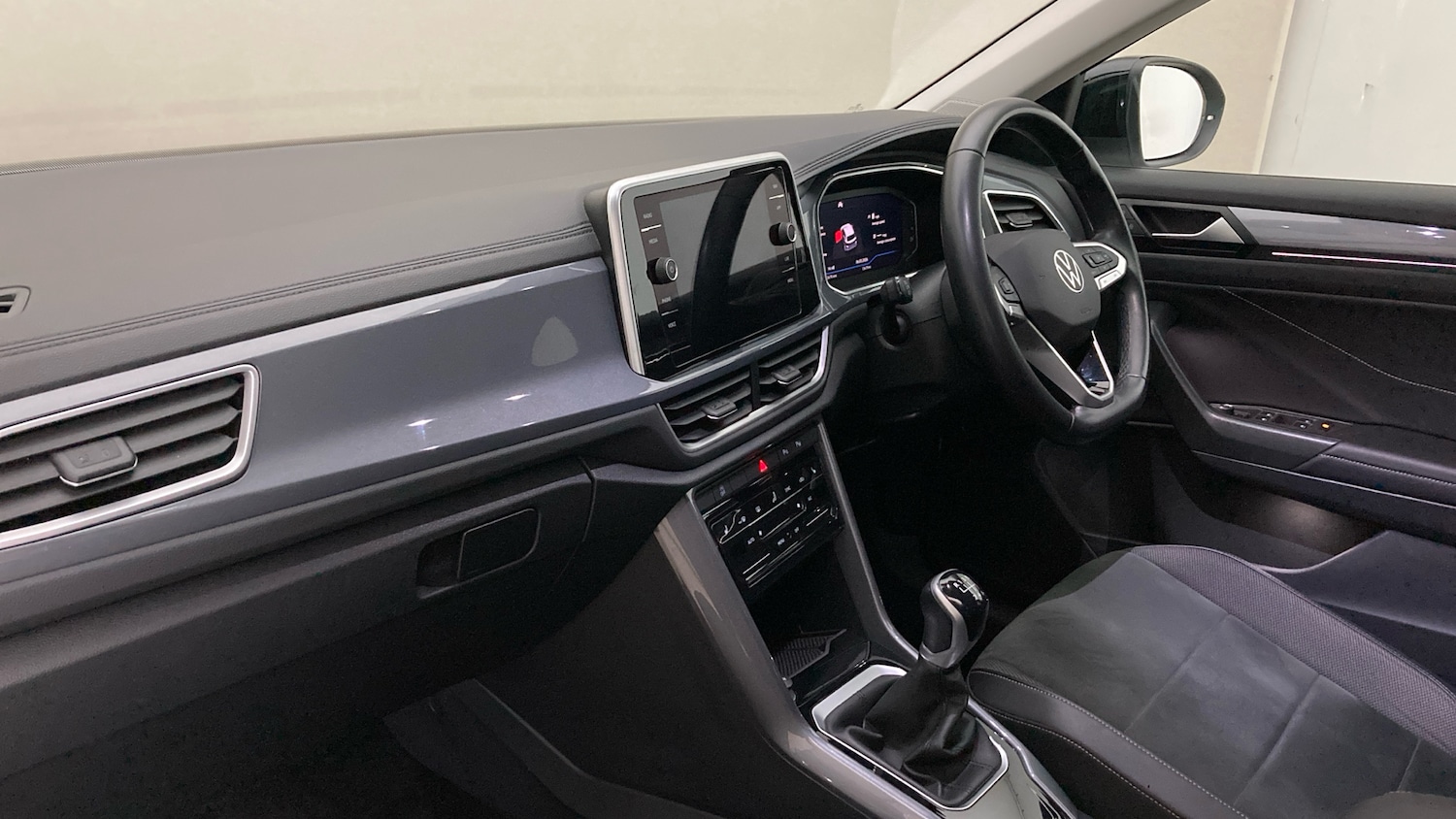 Used Volkswagen T-Roc 2023 for sale - 77901449: Photo 2