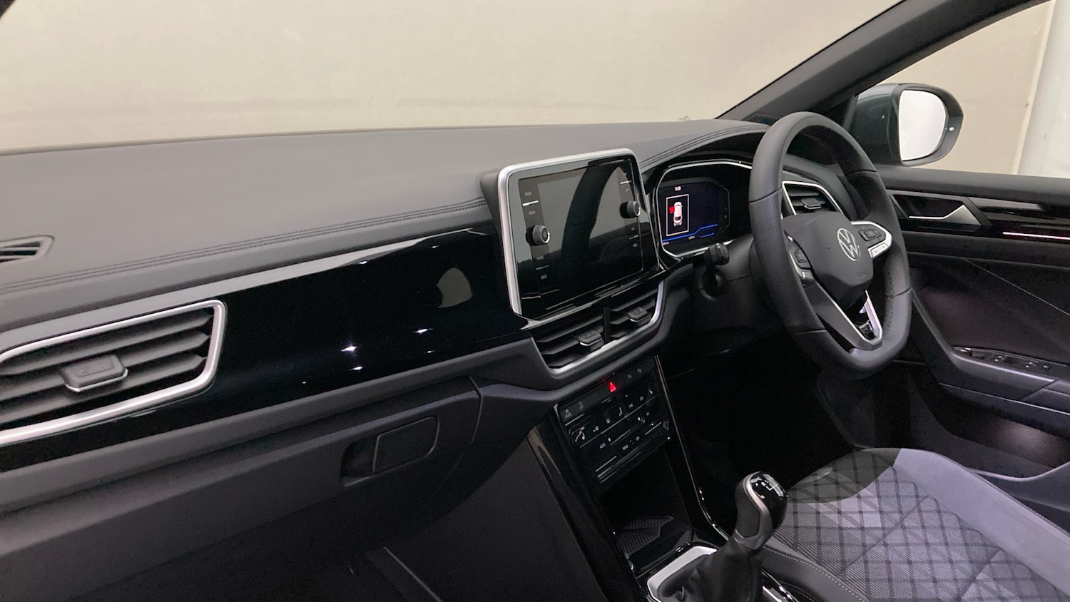 Used Volkswagen T-Roc 2025 for sale - 78149847: Photo 2