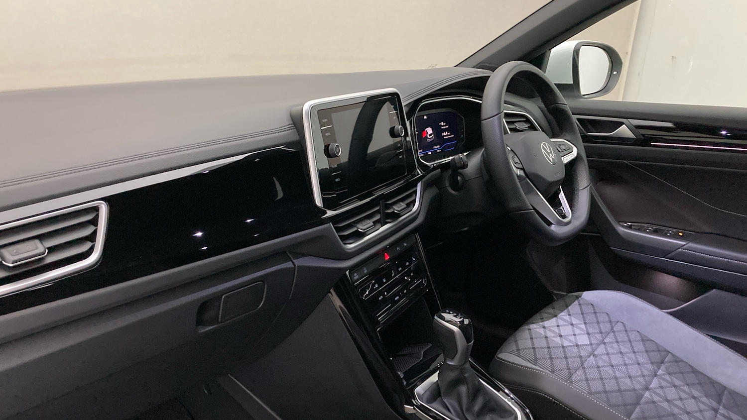 Used Volkswagen T-Roc 2025 for sale - 77900877: Photo 2