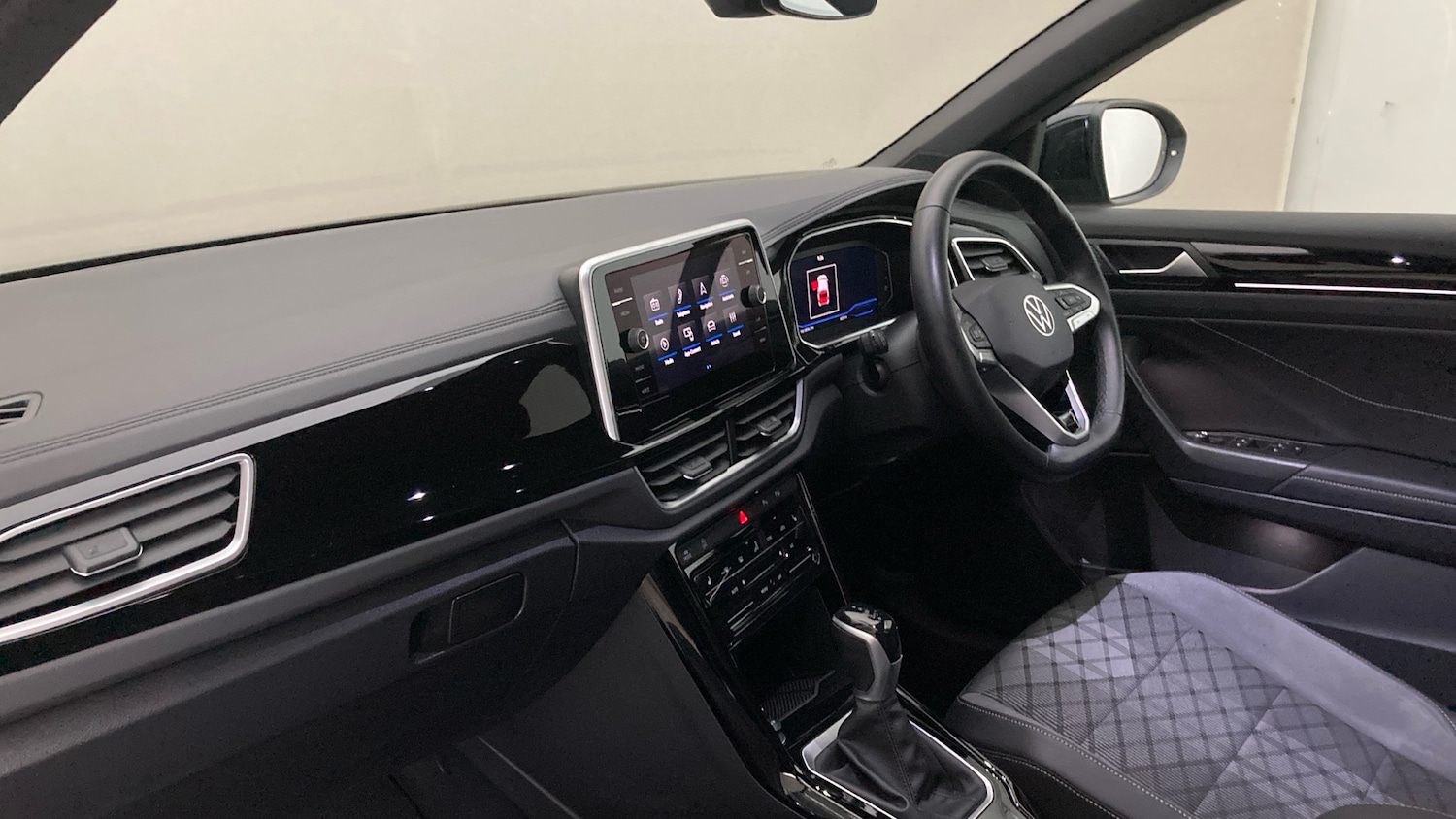 Used Volkswagen T-Roc 2024 for sale - 76101236: Photo 2