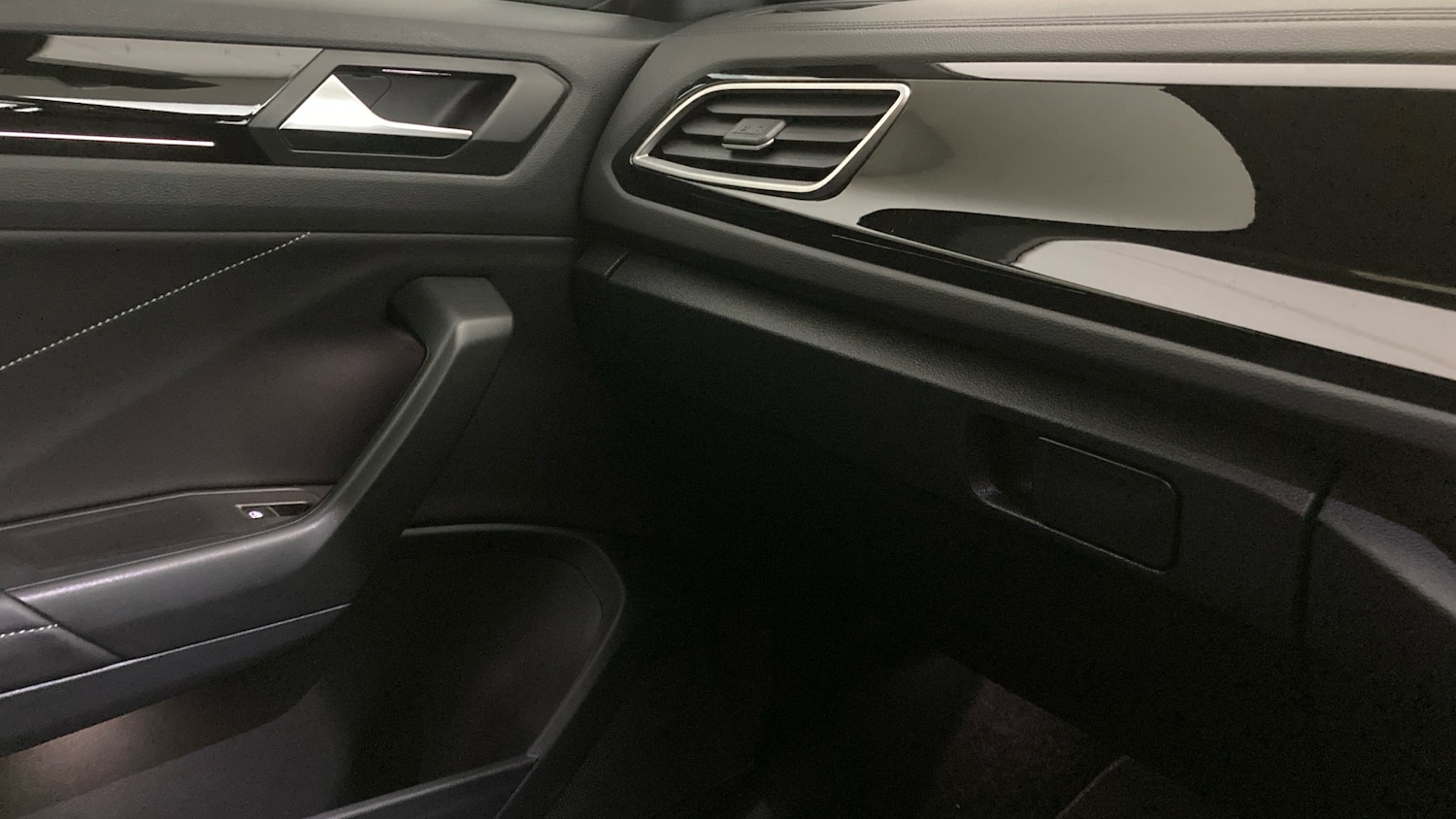 Used Volkswagen T-Roc 2024 for sale - 76101236: Photo 35