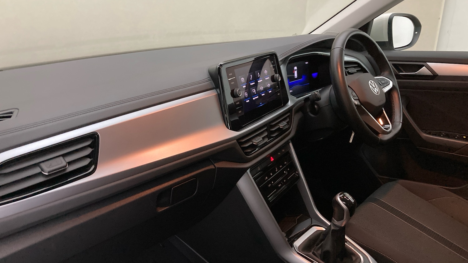 Used Volkswagen T-Roc 2023 for sale - 77906226: Photo 2