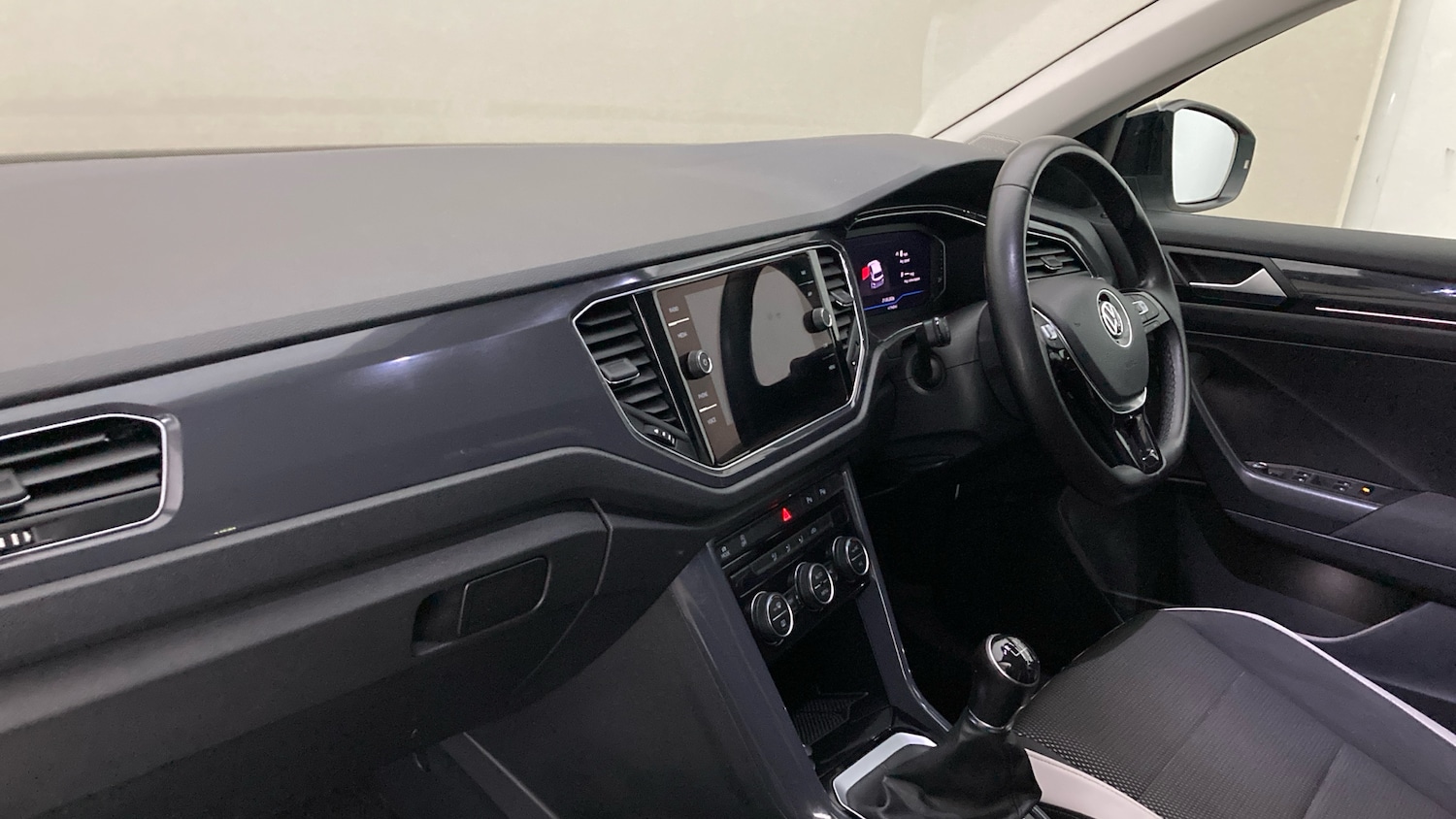 Used Volkswagen T-Roc 2019 for sale - 78015150: Photo 2