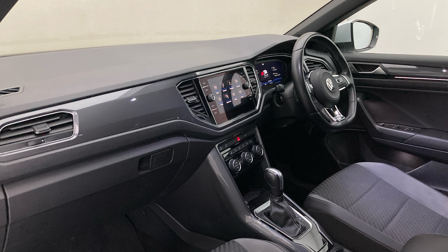 Used Volkswagen T-Roc 2022 for sale - 76101210: Photo 2