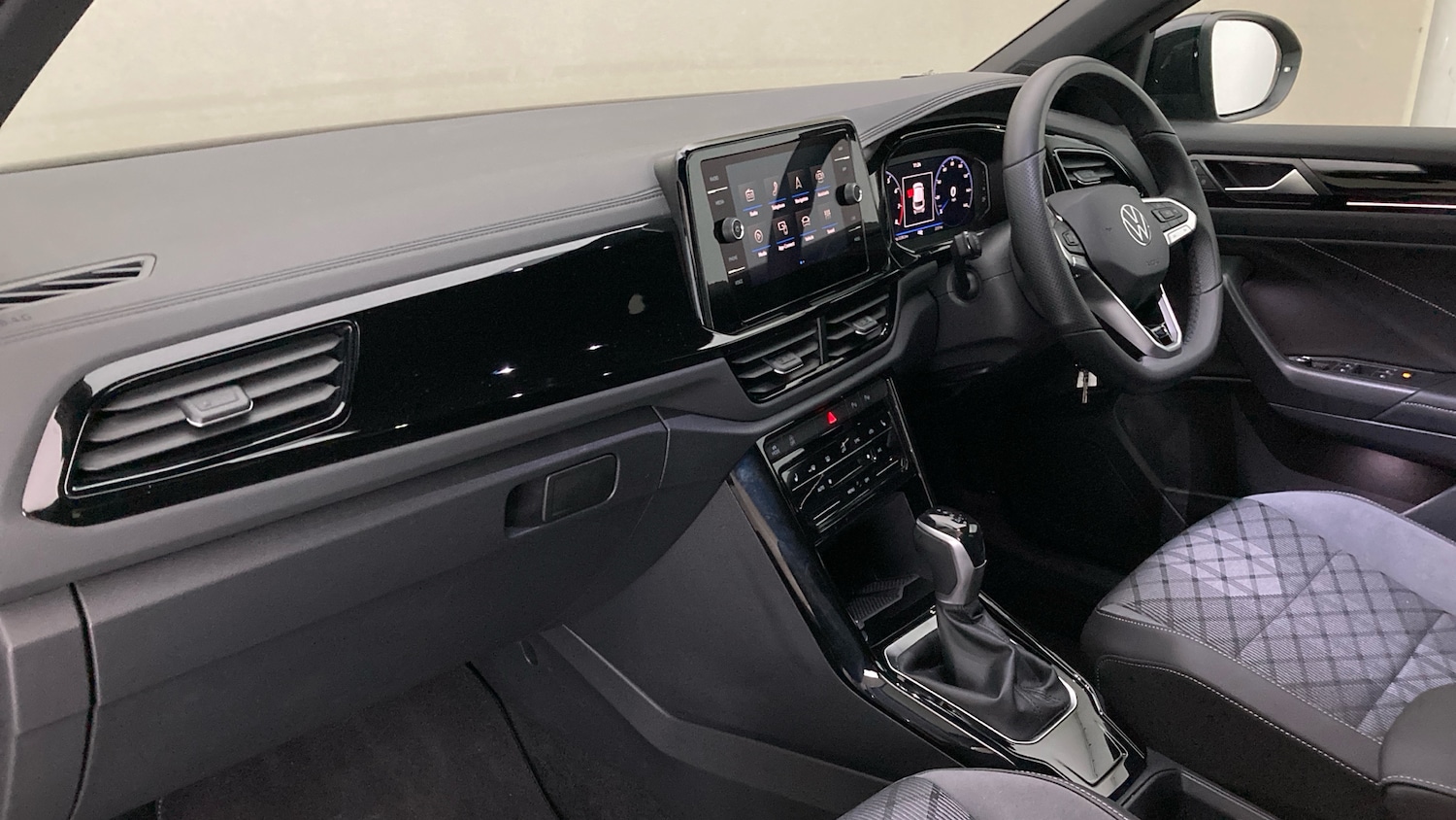 Used Volkswagen T-Roc 2025 for sale - 76907668: Photo 2