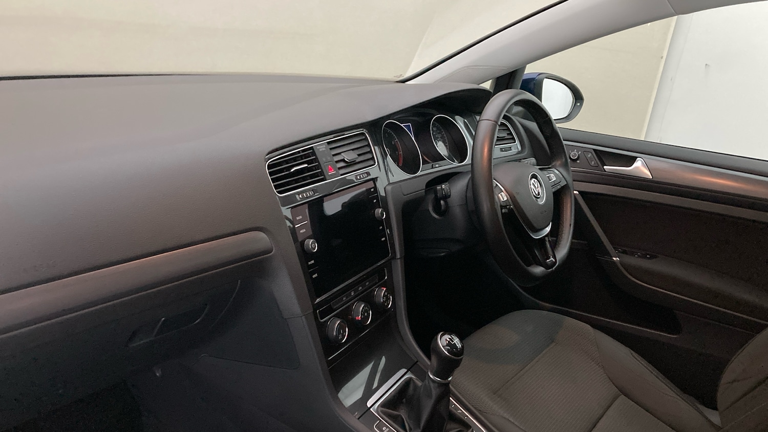 Used Volkswagen Golf 2017 for sale - 77953845: Photo 2