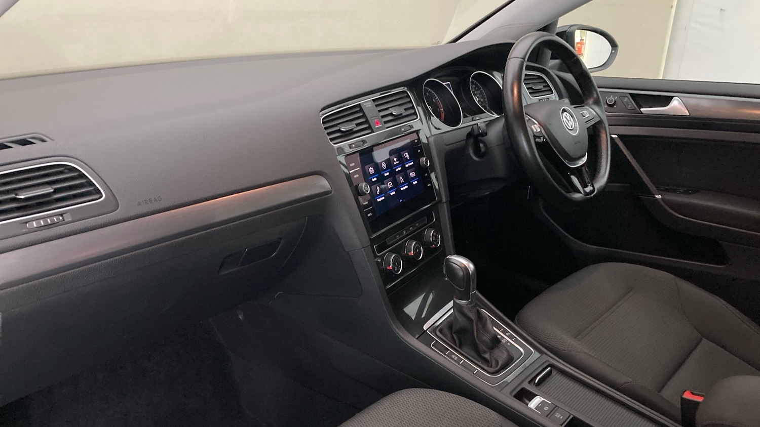 Used Volkswagen Golf 2017 for sale - 76500035: Photo 2