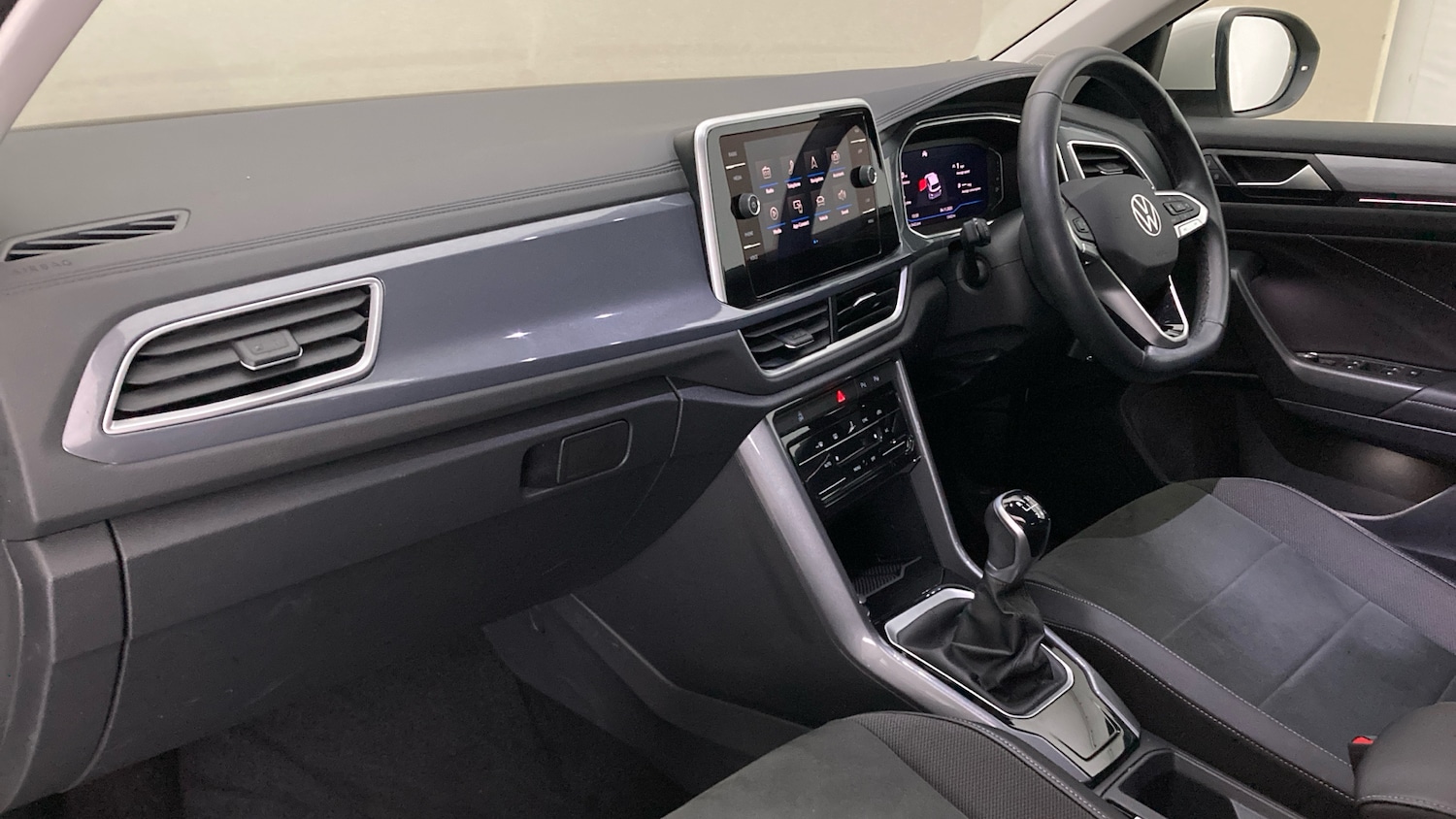 Used Volkswagen T-Roc 2023 for sale - 76504813: Photo 2