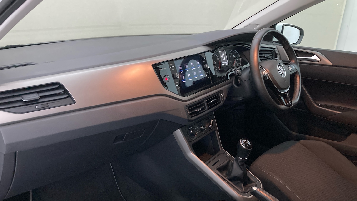 Used Volkswagen Polo 2018 for sale - 76127945: Photo 2