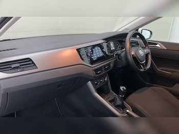 Used Volkswagen Polo 2018 for sale - 76127945: Photo 2