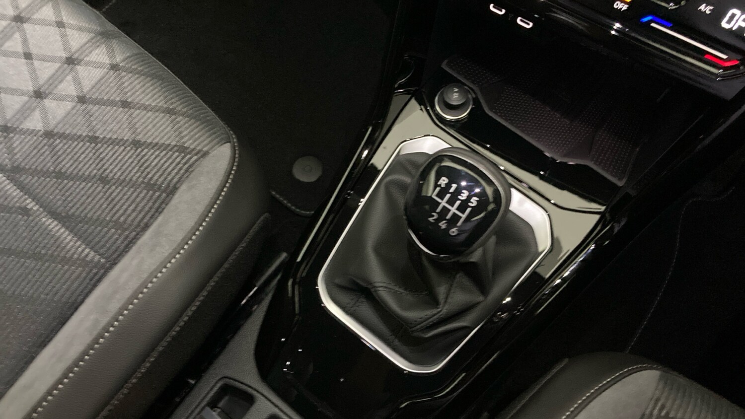 Used Volkswagen T-Roc 2025 for sale - 77715263: Photo 14