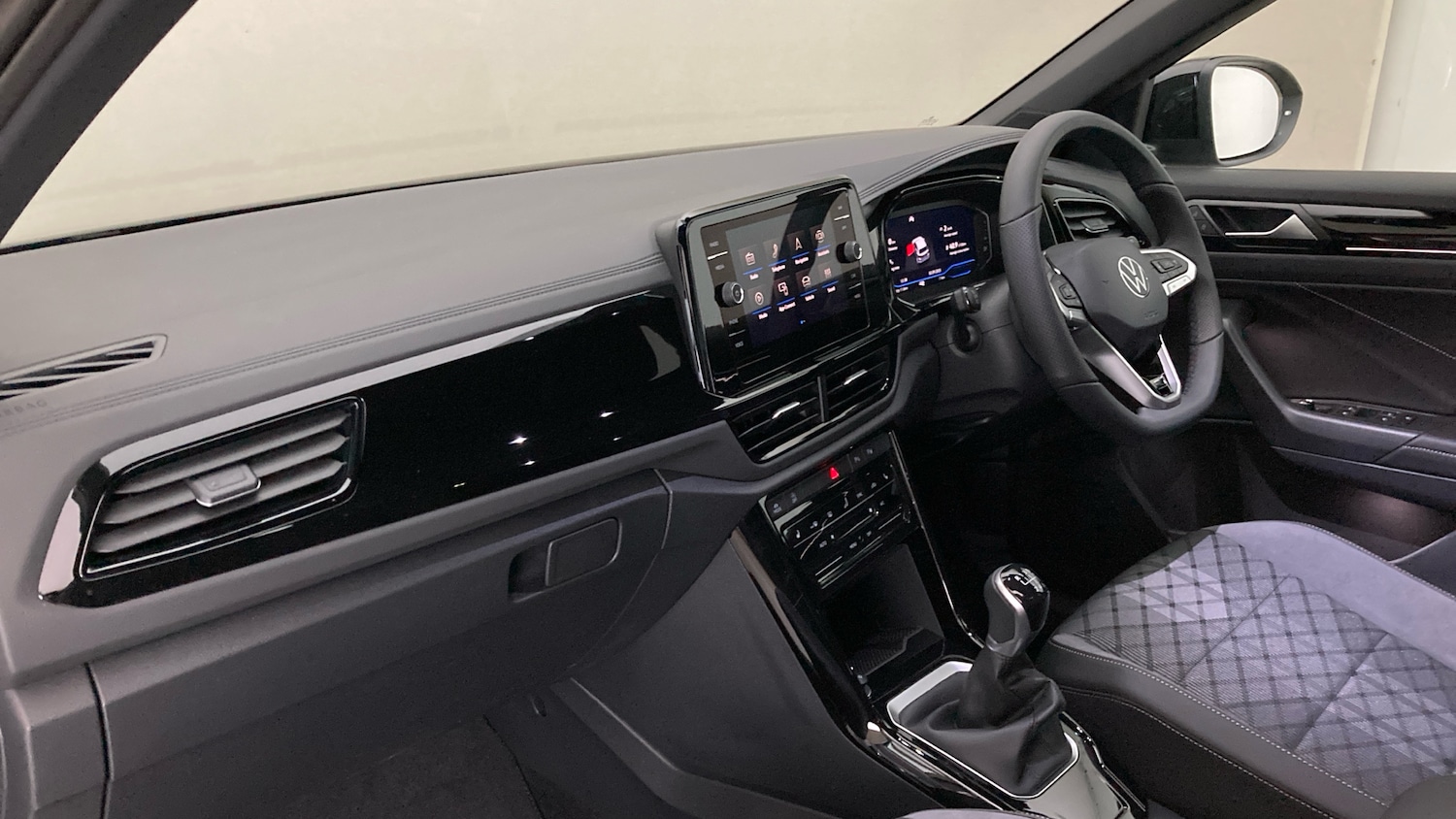 Used Volkswagen T-Roc 2025 for sale - 77715263: Photo 2