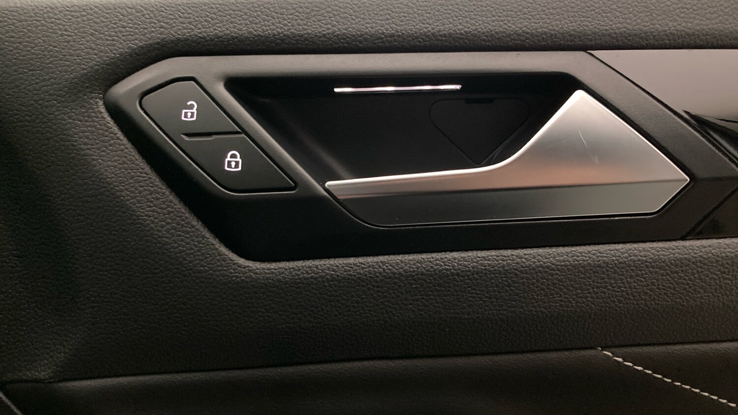 Used Volkswagen T-Roc 2023 for sale - 77689149: Photo 30