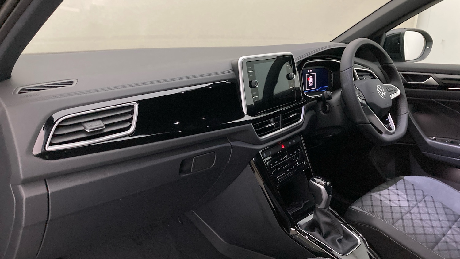 Used Volkswagen T-Roc 2025 for sale - 76075738: Photo 2