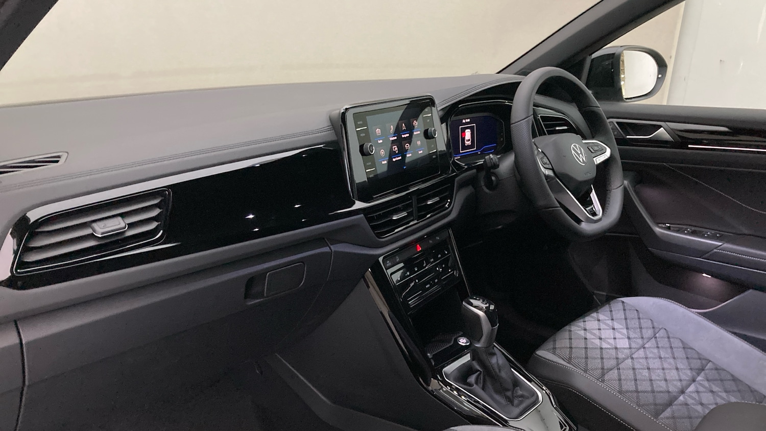 Used Volkswagen T-Roc 2025 for sale - 77715264: Photo 2