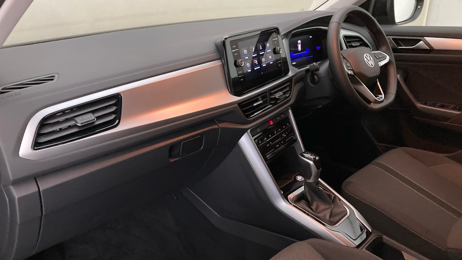 Used Volkswagen T-Roc 2025 for sale - 76921177: Photo 2