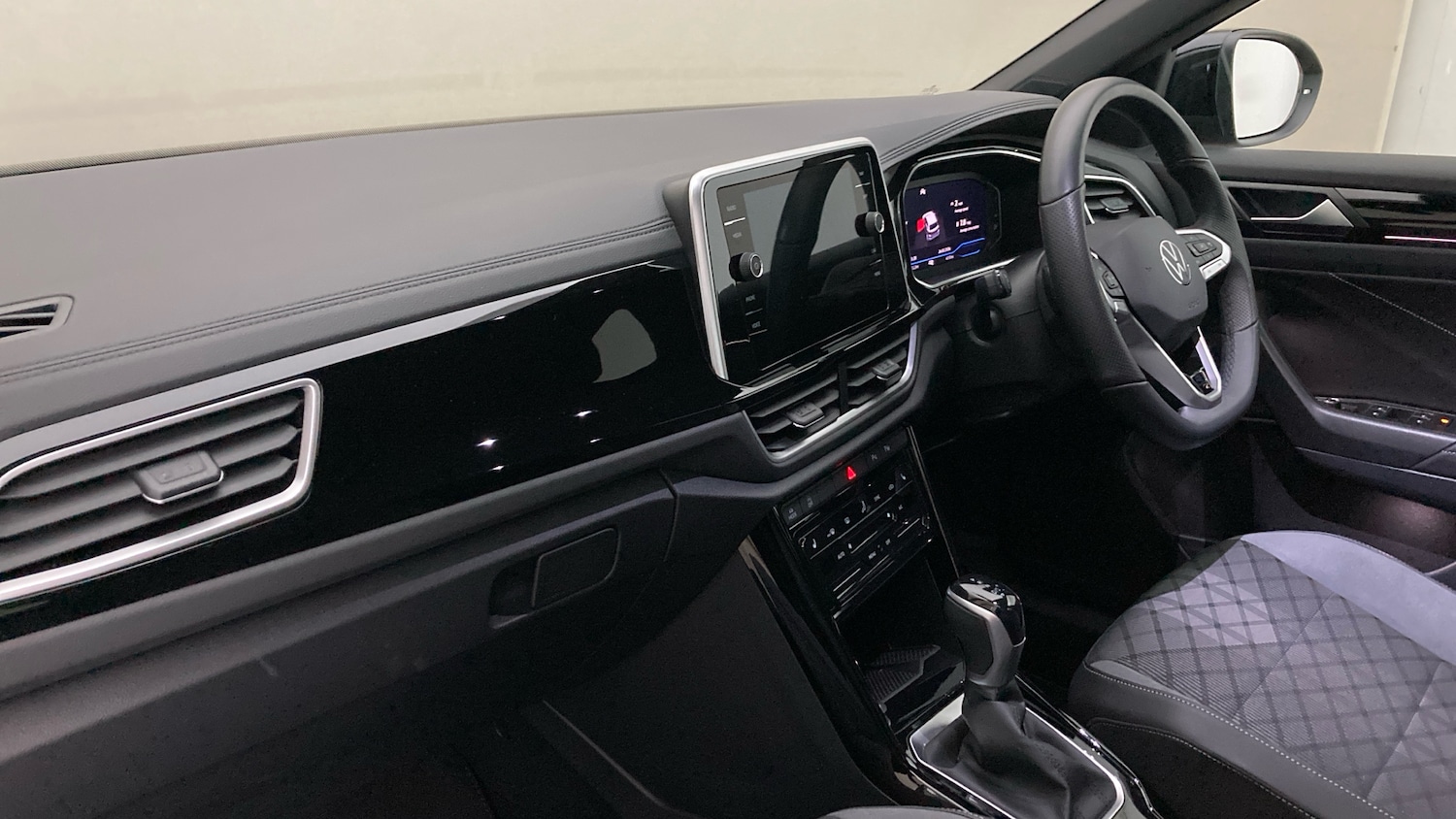 Used Volkswagen T-Roc 2025 for sale - 77802262: Photo 2